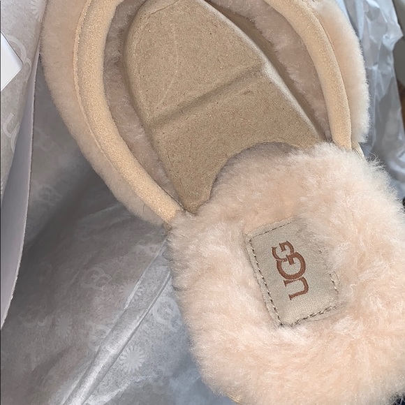 New UGG slipper new in box size 9 cream fluffy 100% wool comfortable new in box - Picture 4 of 5